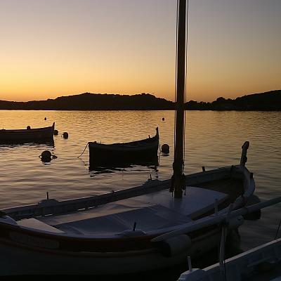 Coucher de soleil sur la lagune du Brusc et les pointus